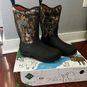 The original muck boot kids Hale outdoor multi season boot. Kids size 3.